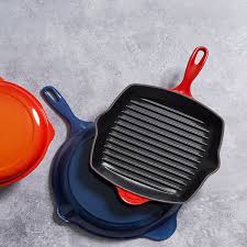The ridges on the pan's surface help in grilling and give a charred flavor to the food. Signature Square Skillet Grill Le Creuset Official Site