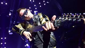 He talks about gear he used, guitar tunings and techniques & plans for the future. Matt Bellamy Muse Versenkt Bridge Over Troubled Water Im Kitsch