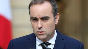 Michael Cavanagh talk to mango grower Peter le Feuvre