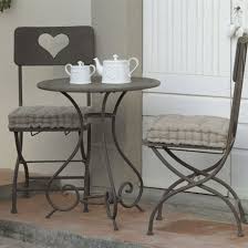 Tavolino in ferro battuto laccato marrone, sostenuto da due gambe riunite da traversa con sostegno centrale girevole in modo che il piano si chiuda a vela.molto simpatico questo tavolo è stato costruito in italia nei primi anni del 900. Tavolino Rotondo Ferro Battuto Brunito Outlet Mobili Etnici