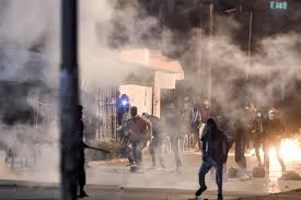 Banque de tunisie · particuliers · professionnels · entreprises · tunisiens . Emeutes Nocturnes En Tunisie Que Se Passe T Il Dans Le Pays