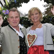 Facebook gives people the power to. Angela Wepper Gestorben Nun Bricht Ein Streit Um Ihre Beerdigung Aus Stars