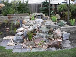 petite cascade de jardin pour embellir l espace exterieur cascade de jardin fontaine de jardin jardins