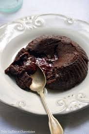 Petite Cuillere Et Charentaises Fondant Au Chocolat Au Cœur Coulant De Fruits Rouges Fondant Au Chocolat Dessert Individuel Chocolat