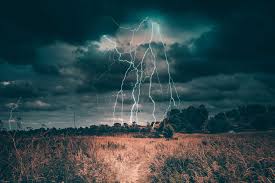 Onweer ontstaat door wrijving tussen sterk stijgende warme lucht en sterk dalende koude lucht. Onweer Deze Dingen Vermijd Je Best Tijdens Een Onweer