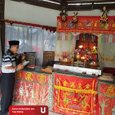 Tờ văn hối, một tờ báo thân bắc kinh tại hồng kông ngày 9/6 có bài xã luận sặc mùi đế quốc, đe dọa nhằm vào việt nam với tiêu đề xấc xược: Mengunjungi Ciam Si Di Gunung Kawi Tempat Ritual Kaum Lintas Iman Kumparan Com