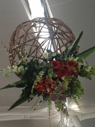 Está rematado con una bola azul celeste de madera. Bola Colgante Arreglos Florales Rusticos Arreglos Florales Colgantes Arreglos Florales