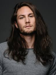 Ragazza africana con capelli lisci, abbigliamento con maglione, capelli lunghi. Acconciature Uomo Ragazzo Con Capelli Lunghissimi Di Colore Castano Uomo Con Barba Capelli Lunghi Uomo Capelli Lunghi Scuri Uomini Capelli Lunghi
