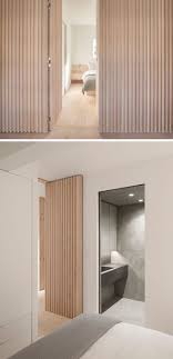 Idees Design D Interieur Ce Bois Batten Mur Fournit Un Cachette Pour Portes Et Appareils Doors Interior Modern Wood Slat Wall Modern Apartment
