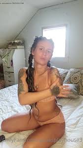 JLKS GIRL WITH ONE ARM PLAYING WITH HER NUB - ThisVid.com