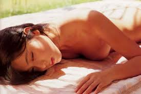 坂井泉水 ヌード画像 伝説の全裸ヌード写真集！手ブラおっぱいから乳輪見えてる - 裏ピク