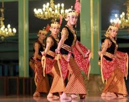 Awalnya, para penari akan masuk kurungan ayam yang ditutup kain, sampai ia kersukan dan mulai menari. 20 Tarian Adat Daerah Jawa Tengah Gambar Dan Penjelasannya