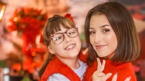 Jovem de Blumenau faz campanha para comprar andador e triciclo para irmã  com paralisia cerebral