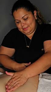 ✨ Bem-vindo, Junho!, Esse é o momento perfeito para você olhar para si  mesma com mais carinho., Se o seu corpo está pedindo uma pausa, ou sua  mente está cansada…, Uma sessão de massagem pode ser o seu ...