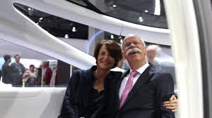 Jeder hochzeitstag hat seine ganz eigenen konventionen und bräuche. Daimler Boss Zetsche Ubergibt Das Steuer Abschiedsrede Auf Hauptversammlung Wirtschaft Bild De
