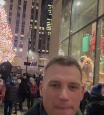 ✨ Christmas in the city with the people you love just hits different. 🎄💛  • • #NYCChristmas #HolidayMagic #MerryAndBright #NewYork