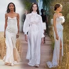Presso il nostro atelier potrai scegliere tra abiti da sposa semplici a modelli più particolari, dal classico abito da sposa principessa ad un vestito a sirena. Abiti Da Sposa 2021 2022 Tendenze Matrimoni Amica