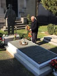 E' la decisione della giunta di virginio merola che ha concesso a titolo gratuito per 90 anni. Lo Scrittore Raffaele Lauro Rende Omaggio Alla Tomba Di Lucio Dalla Certosa Di Bologna 10 Marzo 2017 Fotogallery Raffaele Lauro
