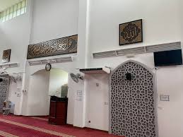 Mari kita shalat untuk tunaikan ibadah. Khat Thuluth Diwani Kraf
