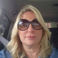 What are the good and bad neighborhoods in La Paz, and what are the pros  and cons of living there?