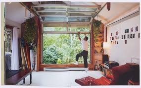 Following the success of the hugely popular book surf shacks, surf shacks volume 2 picks up where the first volume left off, exploring homes of surfers, which range from improvised cabins by the beach to penthouse apartments in big coastal cities. Surf Shacks Volume 2 A New Wave Of Coastal Living The New Wave Of Coastal Living Indoek Gestalten Amazon De Bucher