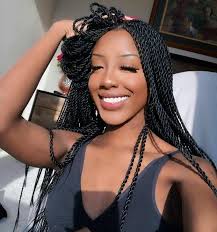 En effet, elle comporte de nombreux avantages ! L Image Contient Peut Etre 1 Personne Gros Plan Twist Braids Twist Braid Hairstyles Hair Styles