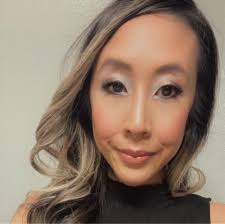 Bobbi Brown Pro Team Makeup Artists shows you how to highlight the positive  and achieve the ultimate glow, using Bobbi's new Highlighting Powder:  http://bbrwn.co/1NnWhoe