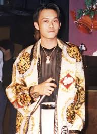 Hoài linh, tên đầy đủ là võ nguyễn hoài linh sinh ngày 18 tháng 12 năm 1969 tại cam ranh trong một gia đình có tất cả 6 người con (ba trai, ba gái) và anh là con thứ ba và là con trai trưởng trong gia. Hoai Linh Khoe áº£nh Thá»i Trai Tráº» Chuyá»‡n Sao Plo