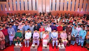 Terkait dengan judul soal asuransi bumiputera yang katanya bangkrut, saya tertarik menelusuri hal ini, ya karena saya juga ikut asuransi bumiputera syariah beasiswa pendidikan. Azmin Ali Alhamdulillah Kongres Masa Depan Bumiputera Facebook