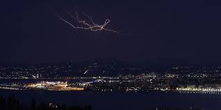 Mistral, orage d'été, montée des eaux, fortes vagues submergeant le littoral). Le Massif Central En Vigilance Orange Pour La Neige Le Sud Est Et La Corse Attendent Des Orages