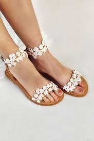 Namensänderung nach der hochzeit und ob eine namensänderung vom kind bei der heirat möglich ist, finden sie auf familienrecht.net! Boho Braut Sandalen Mit Blumenspitze Noni