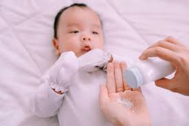 Untuk mengurangi gatalnya, kamu bisa memberikan bedak bayi yang efektif atasi biang keringat di kulit ini. Bayi Punya Kulit Yang Sensitif Gunakan 10 Rekomendasi Bedak Gatal Bayi Terbaik Di 2020