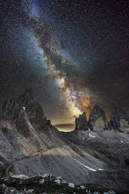 Lo que vemos muchas veces puede ser diferente de lo que realmente es. Milky Way Over Lavaredo Paisaje De Fantasia Fotografia Naturaleza Fotografia Del Cielo