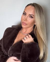 JENNIE DEELEY (@officialjenniebear) • Threads, Say more