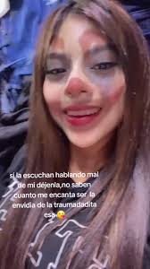 La Envidia y el Humor: Una Noche de Cachorrada