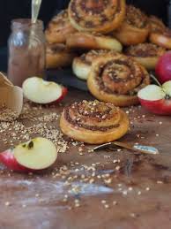 Herbstliche Bratapfel Nussschnecken Mit Backpapier Von Blechrein Enthalt Werbung La Crema Rezept Nussschnecken Gebratene Apfel Nussschnecken Rezept