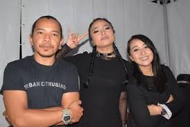 Lelah hati ini, lelah hidup denganmu walau ku terlanjur sayang pada dirimu namun ku sesali semuanya ku sesali untung saja aku tak sampai bunuh diri Lirik Lagu Dan Kunci Gitar Kotak Selalu Mengalah Bangka Sonora Id