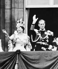Der jüngste vorfall ist eine weitere episode in einer reihe von diplomatischen meisterleistungen. June 2 1953 Queen Elizabeth And Prince Philip Wave To The Crowds Below Buckingham Palace After Elizabeth S Coronat Konigin Elisabeth Elizabeth Ii Prinz Philip
