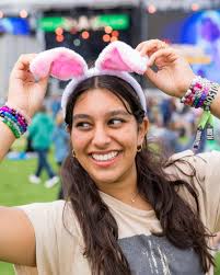 Fest friendships are built one bracelet at a time 👯‍♀️