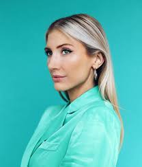 it's giving: podcast host 🎙️🦋 SEEK THE POD dropping this week baby!