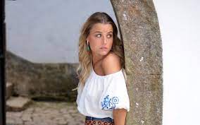 Kelly bailey na pele de luz em a herdeira. Kelly Bailey
