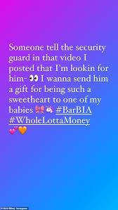 A security guard named michael said nicki minaj has given him a social media boost after he did not stop a fan from performing her collaboration with bia, whole lotta money, in a new york city zara store in a clip which went viral. Nicki Minaj Lobt Die Wache Die Die Auffuhrung Von Whole Lotta Money Durch Den Tiktok Benutzer Nicht Gestoppt Hat Nach Welt