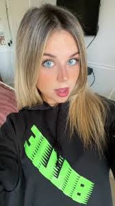 Sarah Grandy's Instagram, Twitter & Facebook