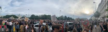 Für einen großen bereich herrscht seit sechs uhr platzverbot. Birgit Hebein A Twitter 50 000 Menschen Bei Der Demo Heute In Wien Starkes Zeichen Der Solidaritat Blacklivesmatter