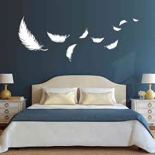 Diese kombination umfasst in der regel ein bett, eine nachtkonsole und einen kleiderschrank. Federn Schlafzimmer Wandtattoo