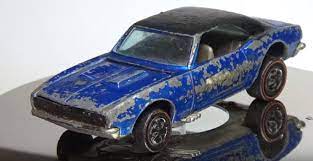 Dos botella de plastico (una para el coche, y otra para el motor)un motor de los pequeños (puedes reciclarlo de cualquier juguete roto)pistola de silicona caliente o. Asi Se Restaura Un Camaro De 1968 Pero De Hot Wheels Oxidado Y De 2 Dolares