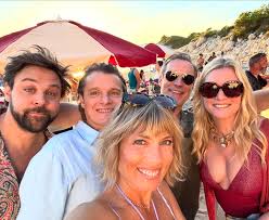 Semaine intense… Lundi: tournage à la plage dans le sud entre amis (📸1&2)  Mardi: tournage en studio à Saint-Denis, on fête Noël 🥳🎄 (📸3) Mercredi:  retour dans le sud pour tourner avec