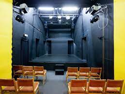 In ausnahmen kann das mietverhältnis verlängert werden. Theater Verlangertes Wohnzimmer Home Facebook