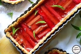 Cand tarta este rumenita usor si compozitia inchegata, se scoate si se lasa la racorit. Tarta Cu Rubarba Si Jeleu De Sampanie PrÄƒjiturici È™i Altele