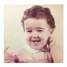 A criança, sorridente, que vai sempre morar em mim. Que todas as crianças  tenham a capacidade de ultrapassar as dificuldades da vida que os adultos  teimam em lhes entregar; e que consigam